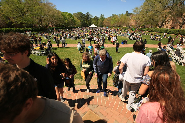 The Sunken Garden was filled with attendees having lunch and taking part in the student organizations showcase.